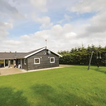 Дом отдыха Four-bedroom Holiday In *