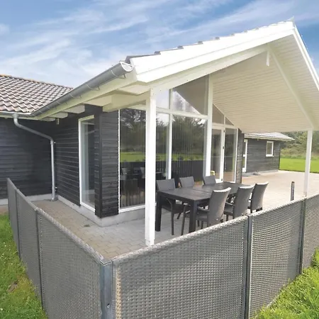 Дом отдыха Four-bedroom Holiday In *